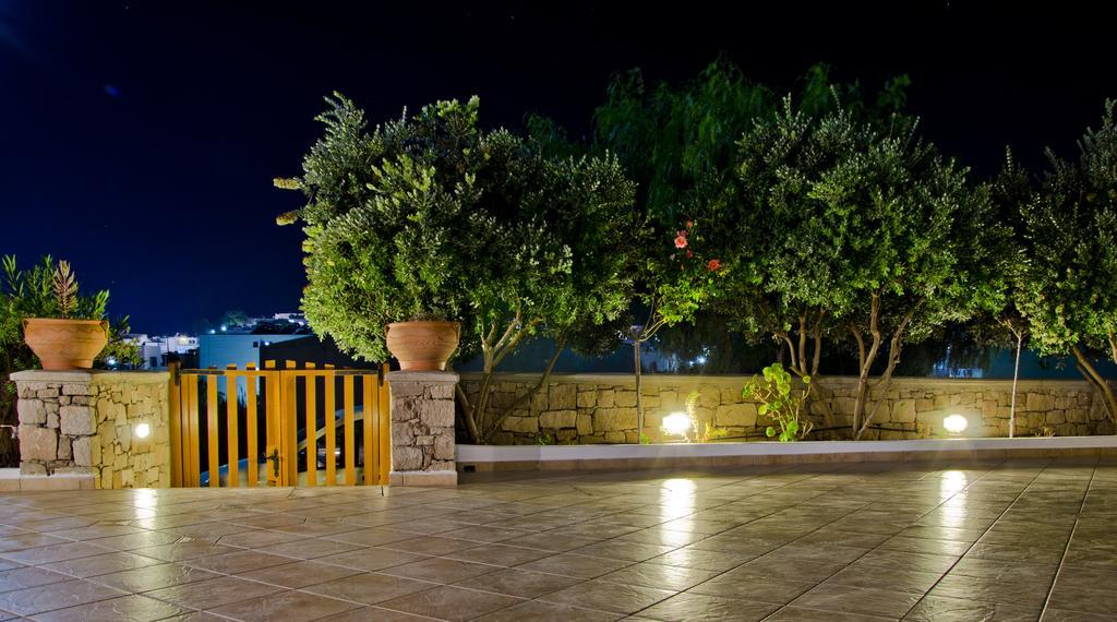 Aerolithos Hotel Adamantas  Exterior photo
