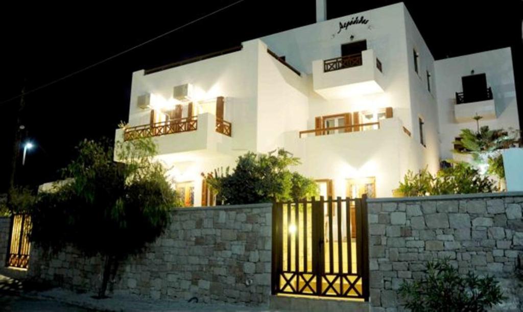 Aerolithos Hotel Adamantas  Exterior photo